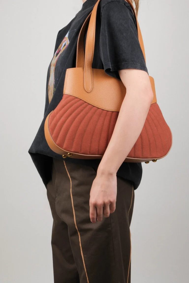 The Companion of the Minimalist: Why Leather Bags with Absent Findings Value Simplicity
